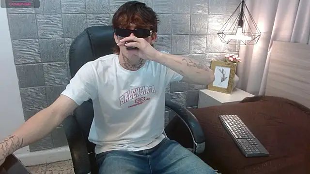 Snapshot of Iantwink18 chatting on 09.24.25 Iantwink18 online show from 09.24.25