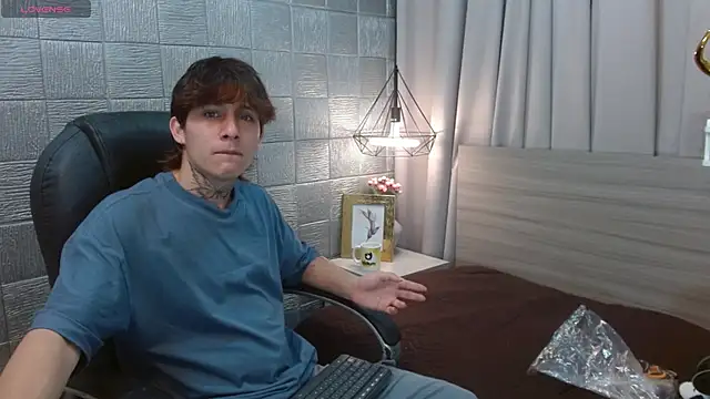 Snapshot of Iantwink18 chatting on 09.27.25 Iantwink18 online show from 09.27.25