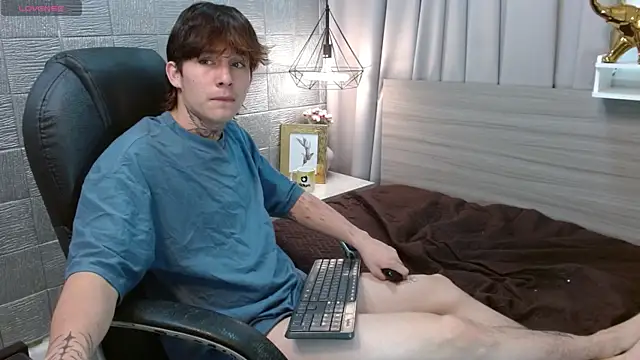 Snapshot of Iantwink18 chatting on 09.28.25 Iantwink18 online show from 09.28.25