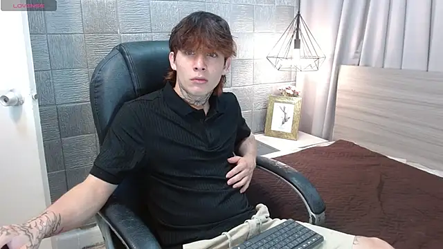 Snapshot of Iantwink18 chatting on 09.30.25 Iantwink18 online show from 09.30.25