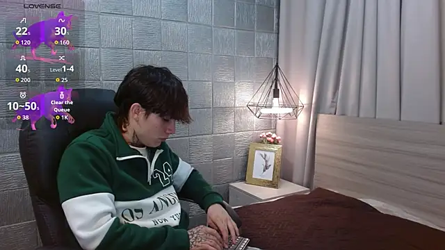 Snapshot of Iantwink18 chatting on 10.01.25 Iantwink18 online show from 10.01.25