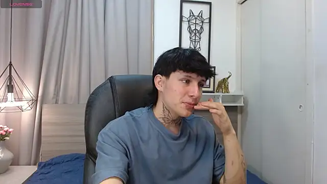 Snapshot of Iantwink18 chatting on 10.09.25 Iantwink18 online show from 10.09.25