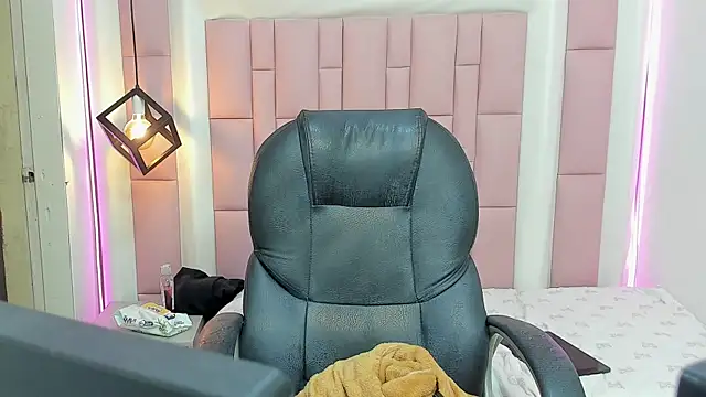 Snapshot of Iantwink18 chatting on 10.10.25 Iantwink18 online show from 10.10.25