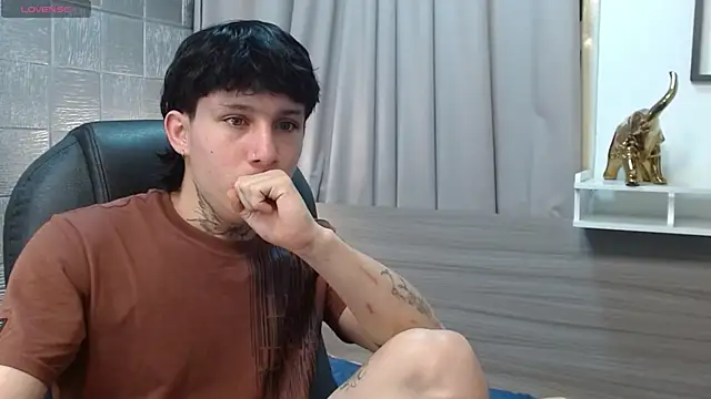 Snapshot of Iantwink18 chatting on 10.12.25 Iantwink18 online show from 10.12.25