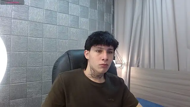 Snapshot of Iantwink18 chatting on 10.13.25 Iantwink18 online show from 10.13.25