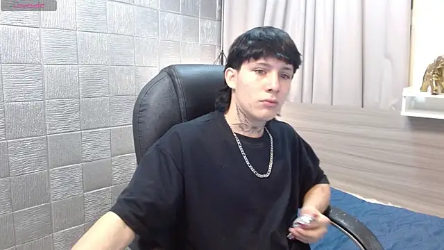 Snapshot of Iantwink18 chatting on 10.15.25 Iantwink18 online show from 10.15.25