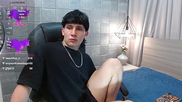 Snapshot of Iantwink18 chatting on 10.16.25 Iantwink18 online show from 10.16.25