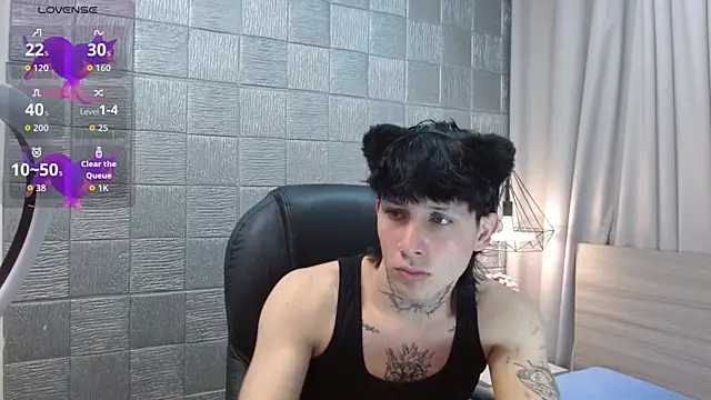 Snapshot of Iantwink18 chatting on 10.17.25 Iantwink18 online show from 10.17.25