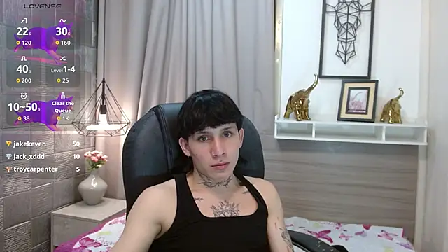 Snapshot of Iantwink18 chatting on 10.18.25 Iantwink18 online show from 10.18.25