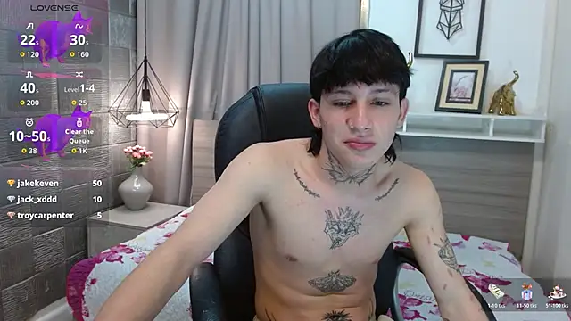 Snapshot of Iantwink18 chatting on 10.18.25 Iantwink18 online show from 10.18.25