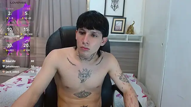 Snapshot of Iantwink18 chatting on 10.19.25 Iantwink18 online show from 10.19.25