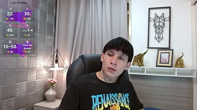 Snapshot of Iantwink18 chatting on 10.24.25 Iantwink18 online show from 10.24.25