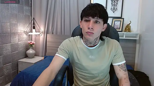 Snapshot of Iantwink18 chatting on 10.25.25 Iantwink18 online show from 10.25.25