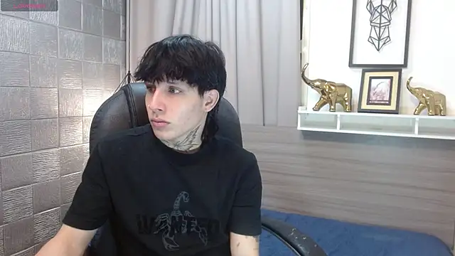 Snapshot of Iantwink18 chatting on 11.06.25 Iantwink18 online show from 11.06.25