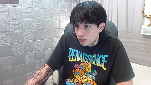 Snapshot of Iantwink18 chatting on 11.19.25 Iantwink18 online show from 11.19.25