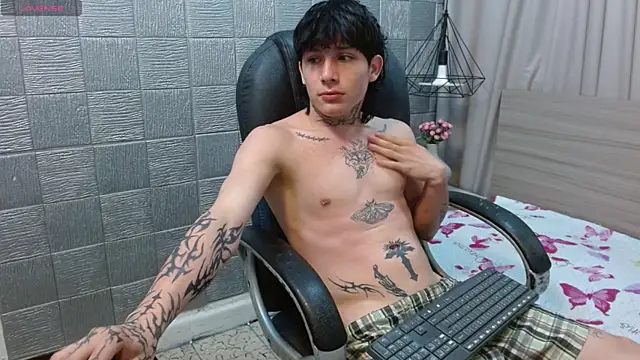 Snapshot of Iantwink18 chatting on 12.01.25 Iantwink18 online show from 12.01.25