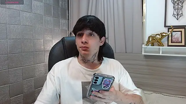 Snapshot of Iantwink18 chatting on 12.15.25 Iantwink18 online show from 12.15.25