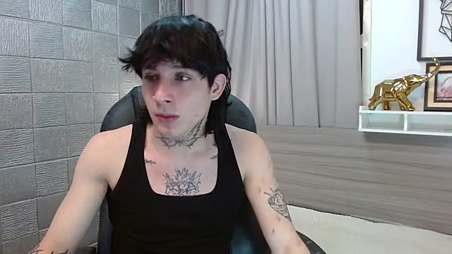 Snapshot of Iantwink18 chatting on 12.17.25 Iantwink18 online show from 12.17.25