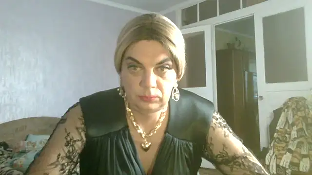 Snapshot of NiraFrost chatting on 10.25.25 NiraFrost online show from 10.25.25