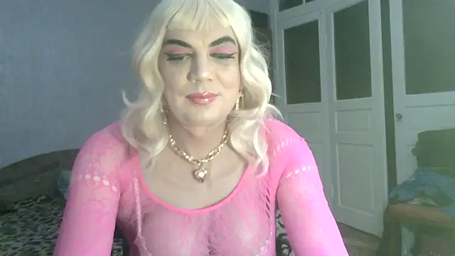 Snapshot of NiraFrost chatting on 11.16.25 NiraFrost online show from 11.16.25