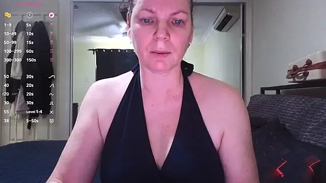 aussiepeaches online show from 10.22.25