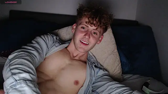 Snapshot of DominantAlex18 chatting on 05.13.26 DominantAlex18 online show from 05.13.26
