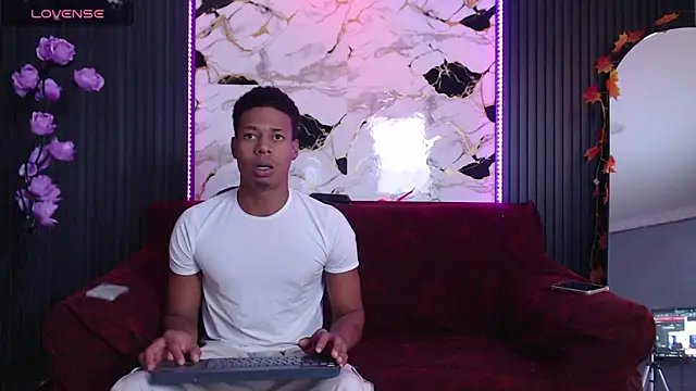 Snapshot of SpicyBoys_X chatting on 11.12.25 SpicyBoys X online show from 11.12.25