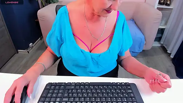 Snapshot of HotandMature chatting on 01.20.25 HotandMature online show from 01.20.25