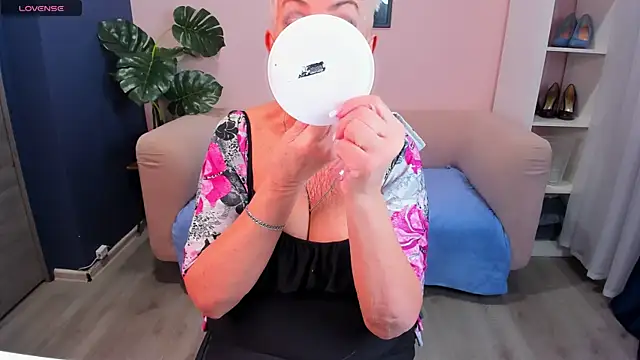 Snapshot of HotandMature chatting on 01.24.25 HotandMature online show from 01.24.25