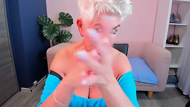 Snapshot of HotandMature chatting on 03.18.25 HotandMature online show from 03.18.25