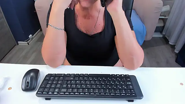 Snapshot of HotandMature chatting on 09.13.25 HotandMature online show from 09.13.25