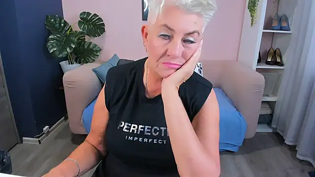 Snapshot of HotandMature chatting on 09.16.25 HotandMature online show from 09.16.25