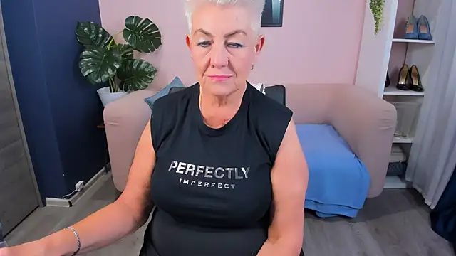 Snapshot of HotandMature chatting on 09.17.25 HotandMature online show from 09.17.25