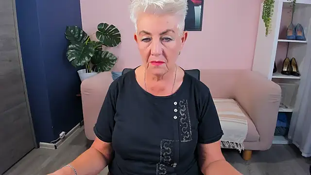 Snapshot of HotandMature chatting on 09.20.25 HotandMature online show from 09.20.25