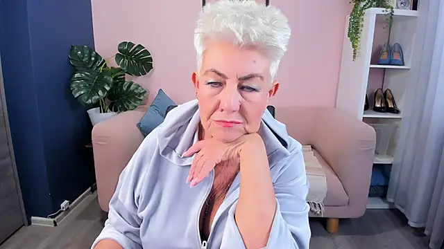 Snapshot of HotandMature chatting on 09.29.25 HotandMature online show from 09.29.25