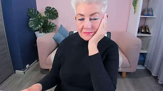 Snapshot of HotandMature chatting on 09.30.25 HotandMature online show from 09.30.25