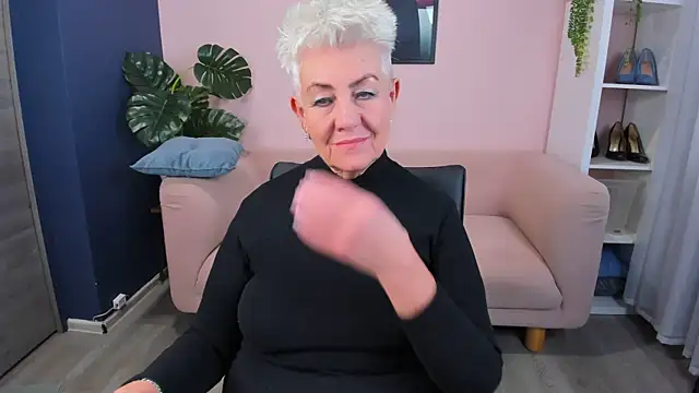 Snapshot of HotandMature chatting on 10.04.25 HotandMature online show from 10.04.25