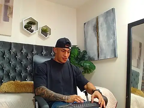 Snapshot of adrian_ray chatting on 10.07.25 adrian ray online show from 10.07.25