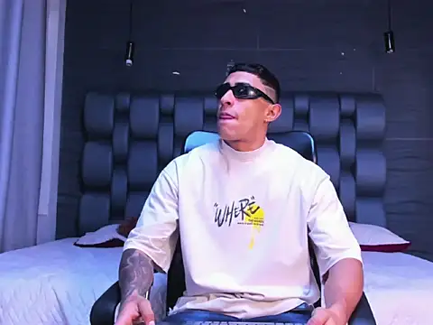 Snapshot of adrian_ray chatting on 11.29.25 adrian ray online show from 11.29.25