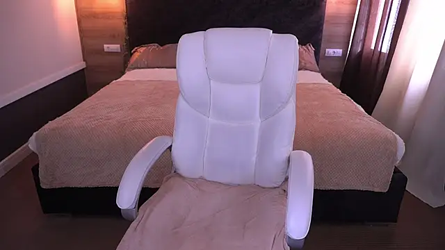 LioraFox online show from 09.13.25