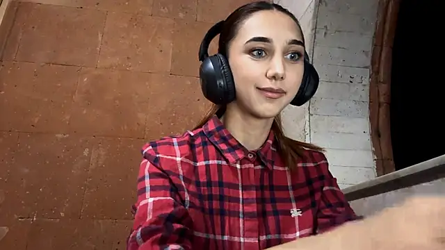 LinaMour online show from 09.10.25