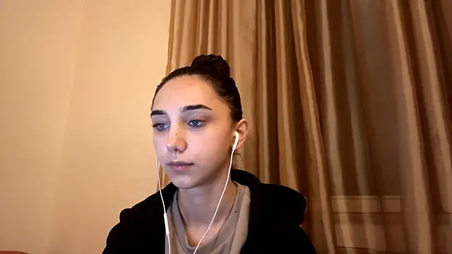 LinaMour online show from 10.04.25