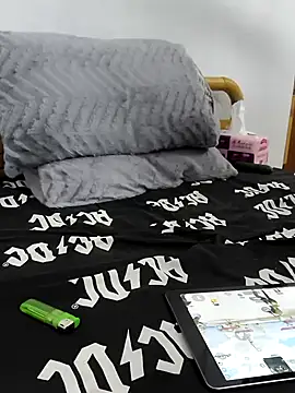 Snapshot of yazinyazin1 chatting on 11.30.25 yazinyazin1 online show from 11.30.25