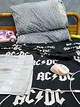 Snapshot of yazinyazin1 chatting on 12.21.25 yazinyazin1 online show from 12.21.25