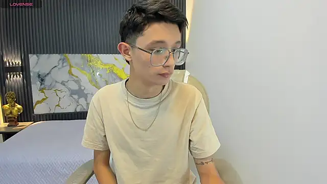 SantiagoRusso18 online show from 09.14.25