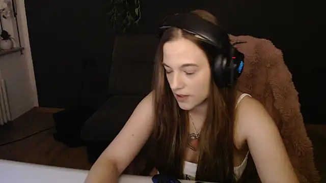 Luna Lynn online show from 11.26.25