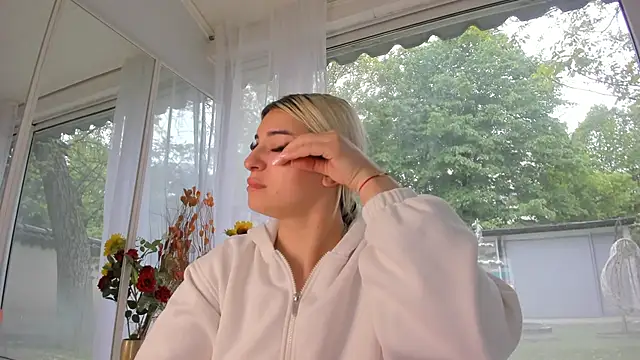 Ella Vee online show from 05.02.26