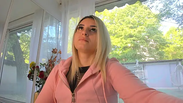 Ella Vee online show from 05.04.26