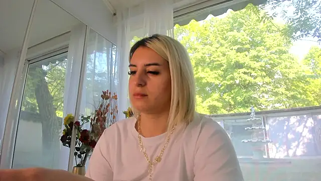 Ella Vee online show from 05.05.26