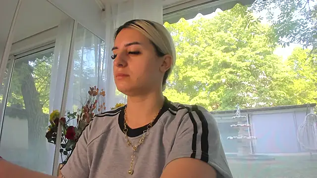 Ella Vee online show from 05.06.26